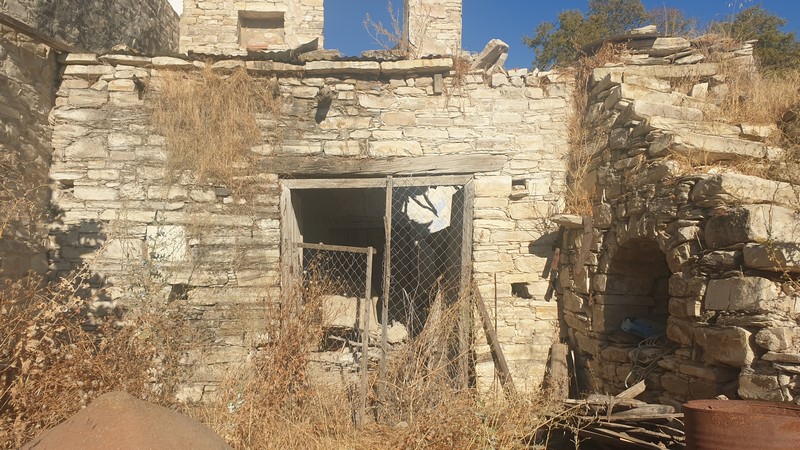 old building in Vavla