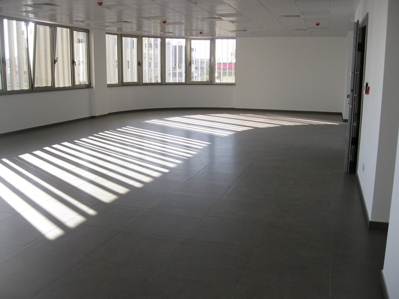 BUILDING OR OFFICES ON A COMMERCIAL ROAD