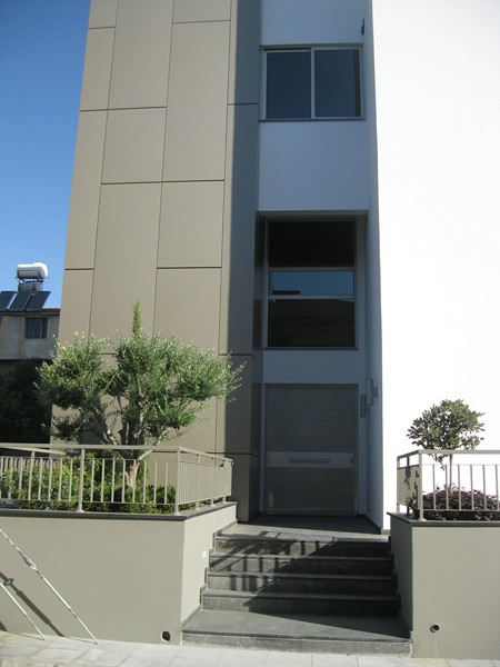 BUILDING OR OFFICES ON A COMMERCIAL ROAD